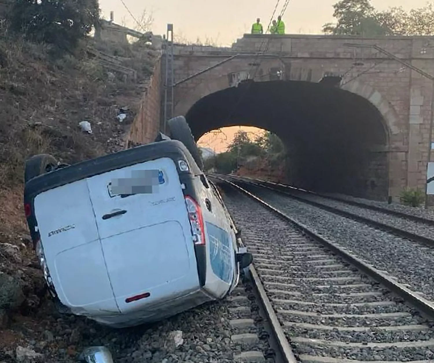 El vuelco de una furgoneta en la vía en  Arcos del Jalón (Soria)  provoca el desvío y un retraso en el tren Madrid Zaragoza 1