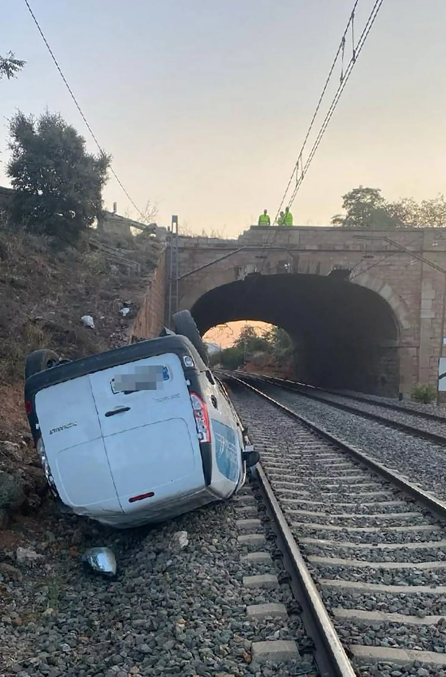 El vuelco de una furgoneta en la vía enArcos del Jalón (Soria)provoca el desvío y un retraso en el tren Madrid Zaragoza