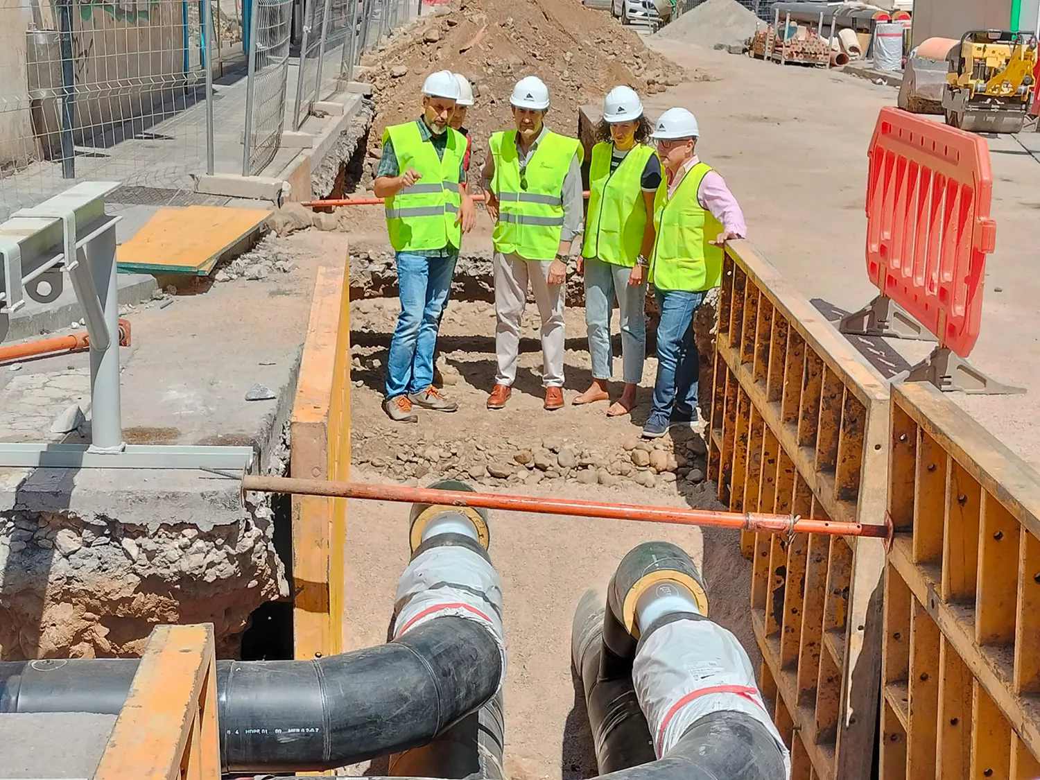 El consejero de Medio Ambiente, Vivienda y Ordenación del Territorio, Juan Carlos Suárez Quiñones,durante su visita a las obras de ampliación de la red de calor en Ponferrada