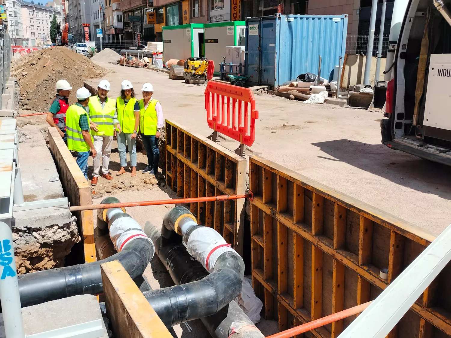 El consejero de Medio Ambiente, Vivienda y Ordenación del Territorio, Juan Carlos Suárez Quiñones,durante su visita a las obras de ampliación de la red de calor en Ponferrada 1