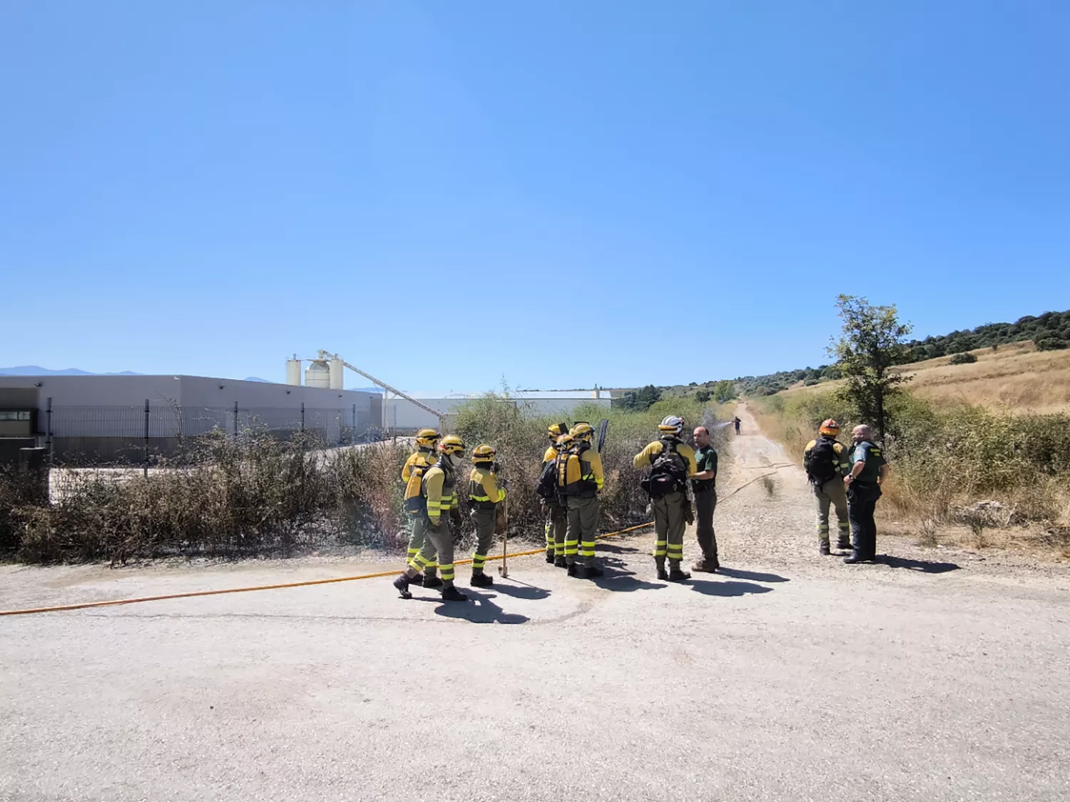 Un incendio en el polígono de Bembibre moviliza medios aéreos y terrestres por su proximidad a zona industrial y forestal