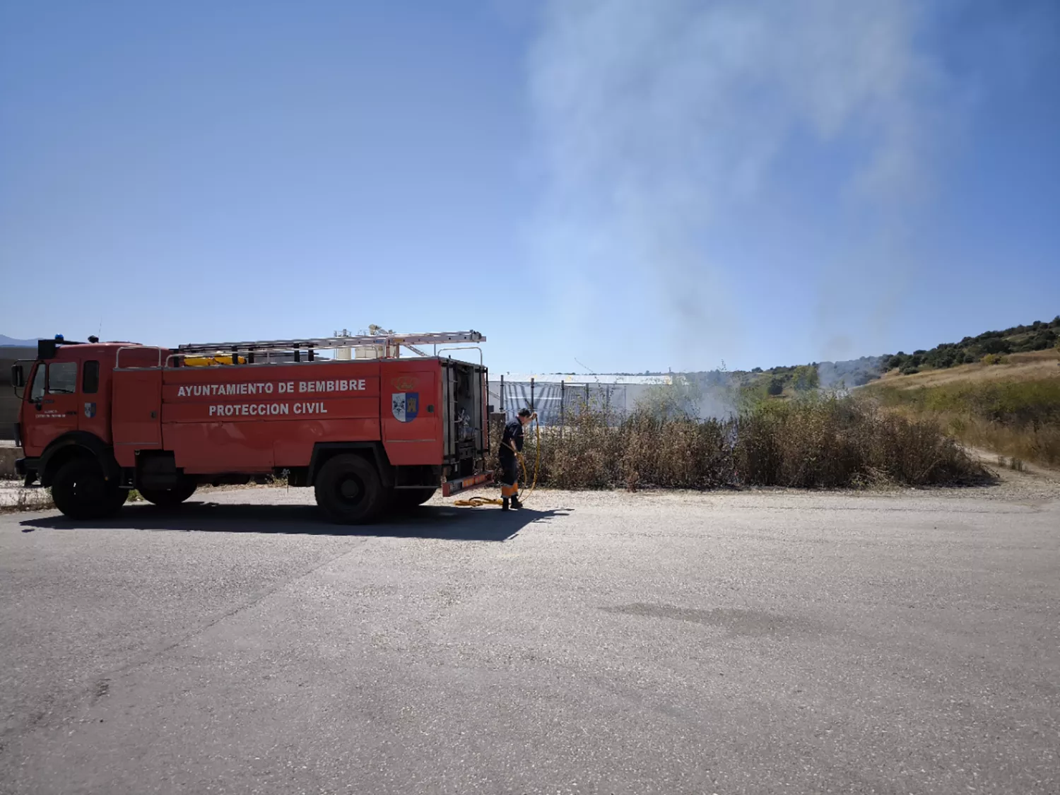 Un incendio en el polígono de Bembibre moviliza medios aéreos y terrestres por su proximidad a zona industrial y forestal 1