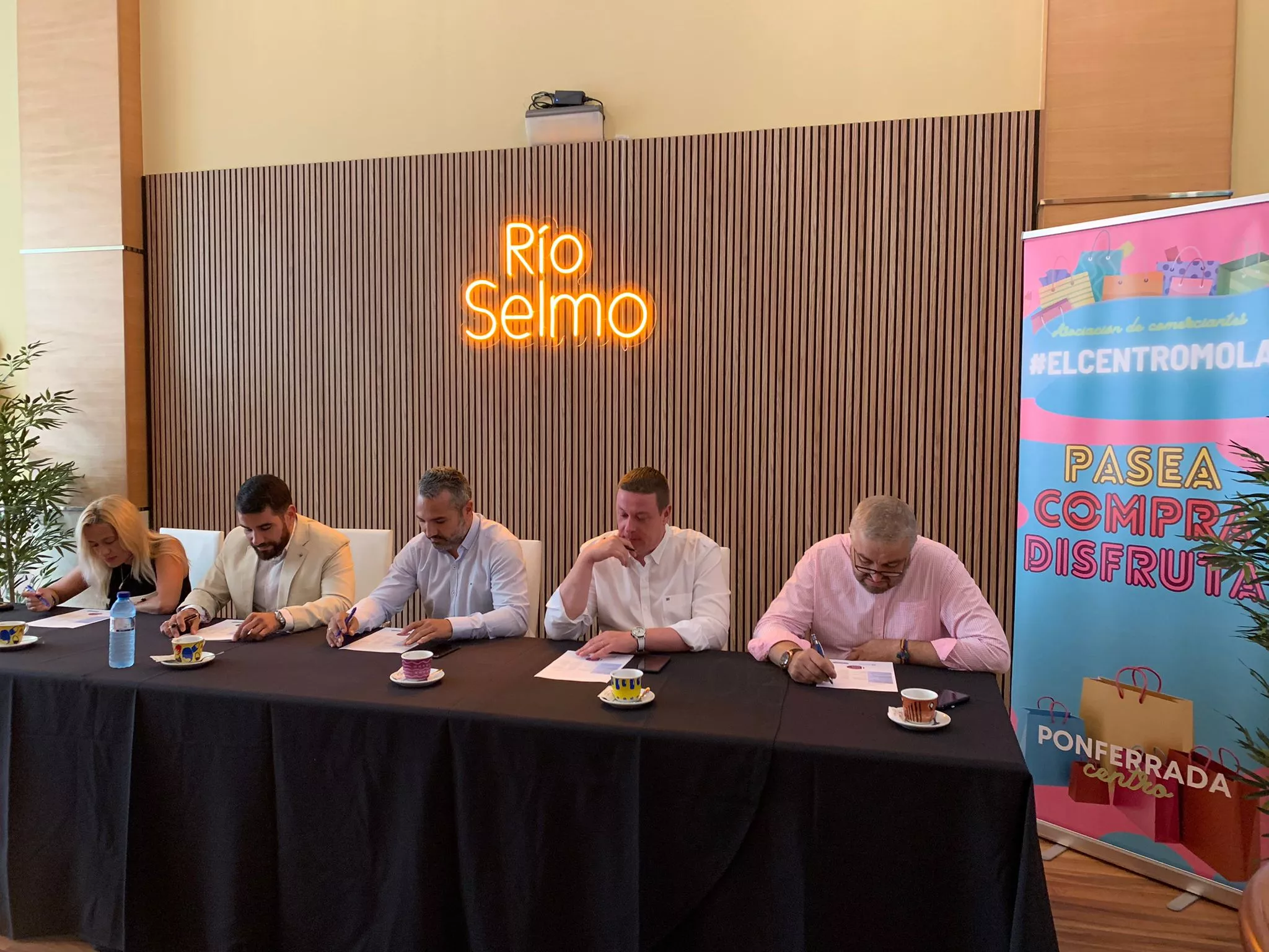 Desayuno informativo y reunión sobre la I Gala del Comercio de Ponferrada