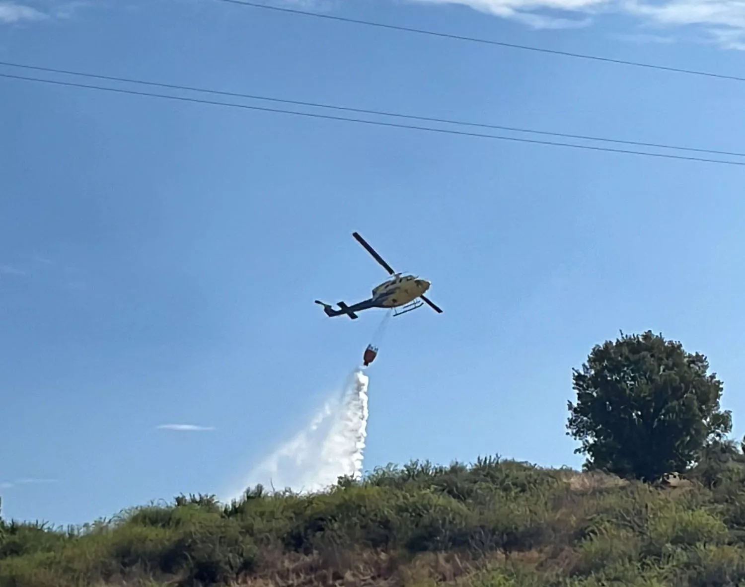 Medios aéreos y terrestres intervienen en un incendio en las inmediaciones de La Corona (Bembibre) | Imagen cedida por Imara da Costa Nogueira