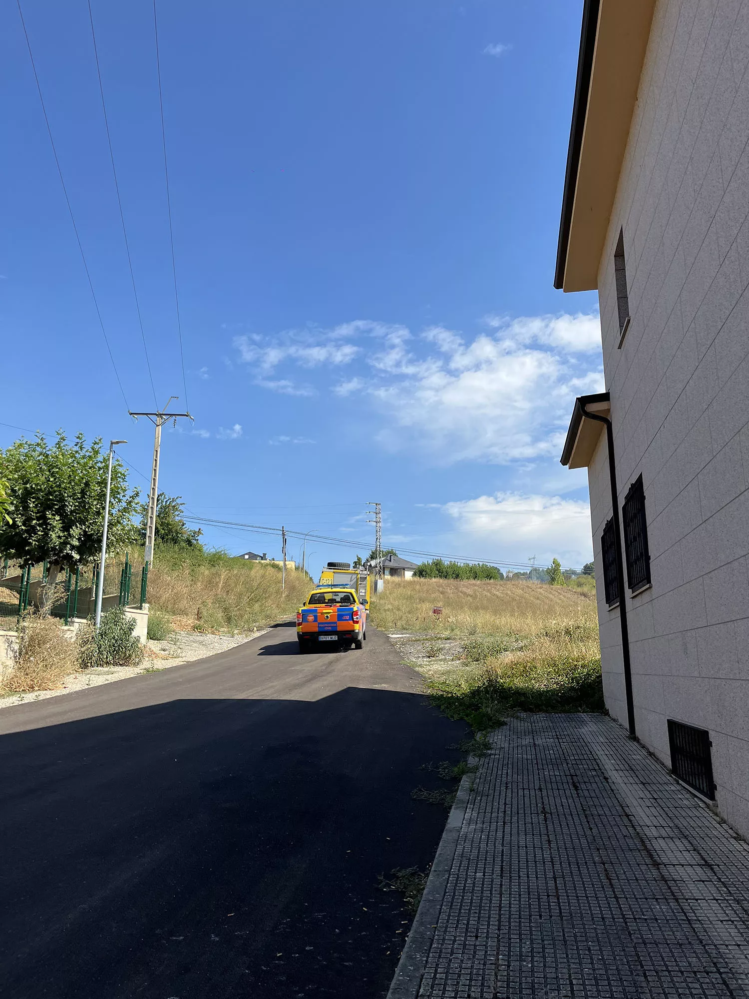 Medios aéreos y terrestres intervienen en un incendio en las inmediaciones de La Corona (Bembibre) 4