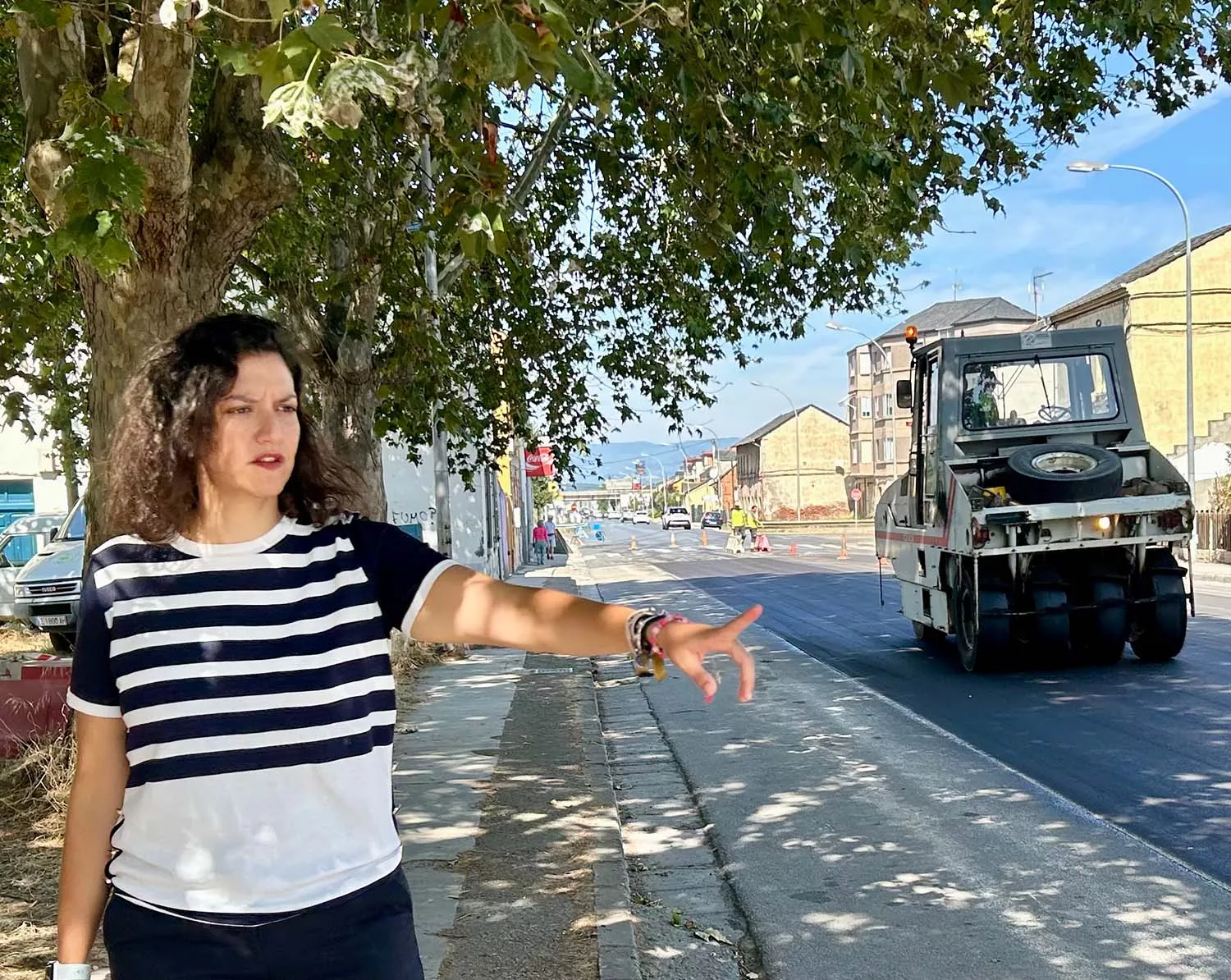 Lidia Coca en las obras de reasfaltado de Avenida de Galicia