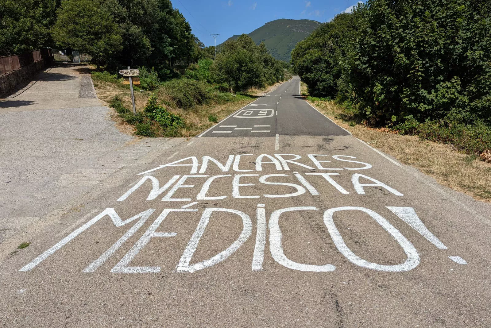 Los vecinos del Valle de Ancares reclaman paliar la falta de médico con un mensaje en la Vuelta Ciclista