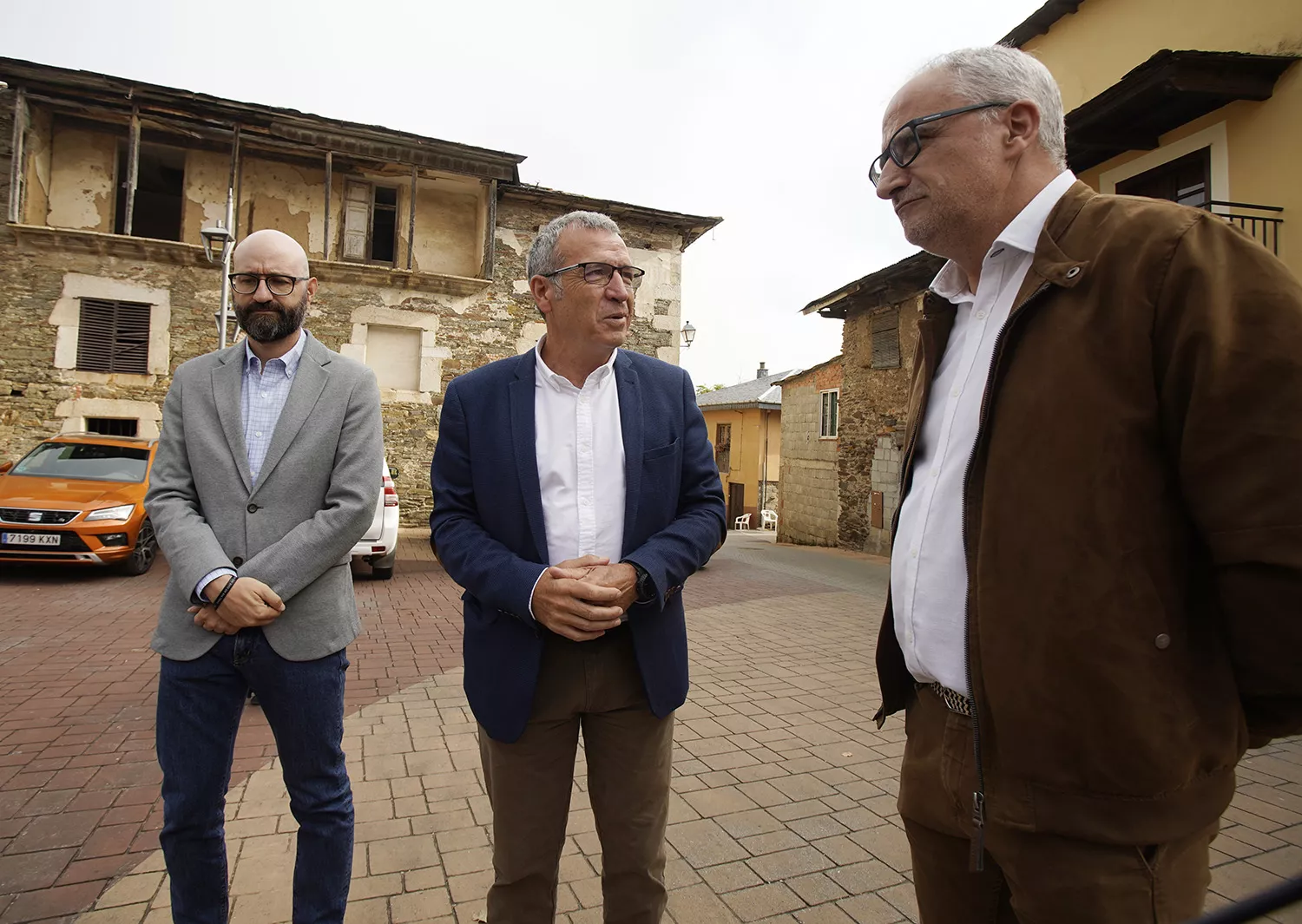 César SánchezICAL. El secretario de Estado de Reto Demográfico, Francés Boya (C), junto al subdelegado del Gobierno en León, Héctor Aláiz (I), y el presidente del Consejo Comarcal del Bierzo, Olegario Ramón (D).