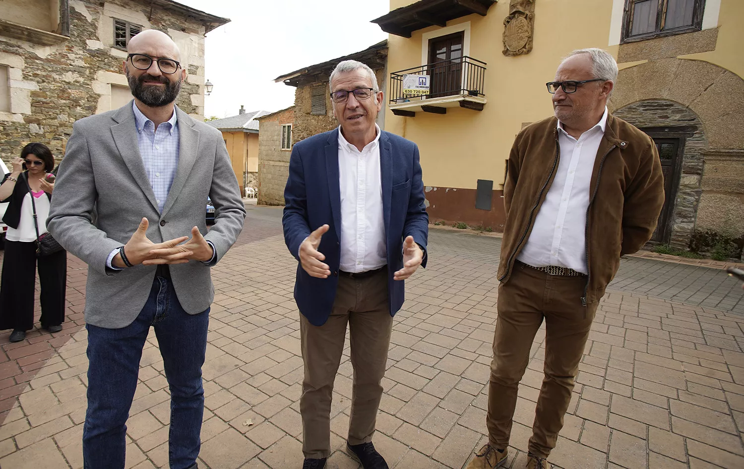 César SánchezICAL. El secretario de Estado de Reto Demográfico, Francés Boya (C), junto al subdelegado del Gobierno en León, Héctor Aláiz (I), y el presidente del Consejo Comarcal del Bierzo, Olegario Ramón (D)