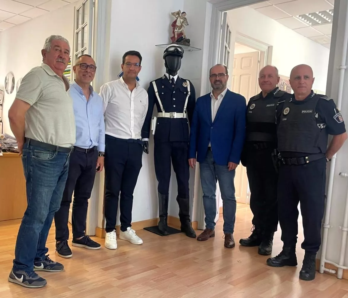 La Policía Municipal de Ponferrada recibe un uniforme reconstruido de los años 70 (1)