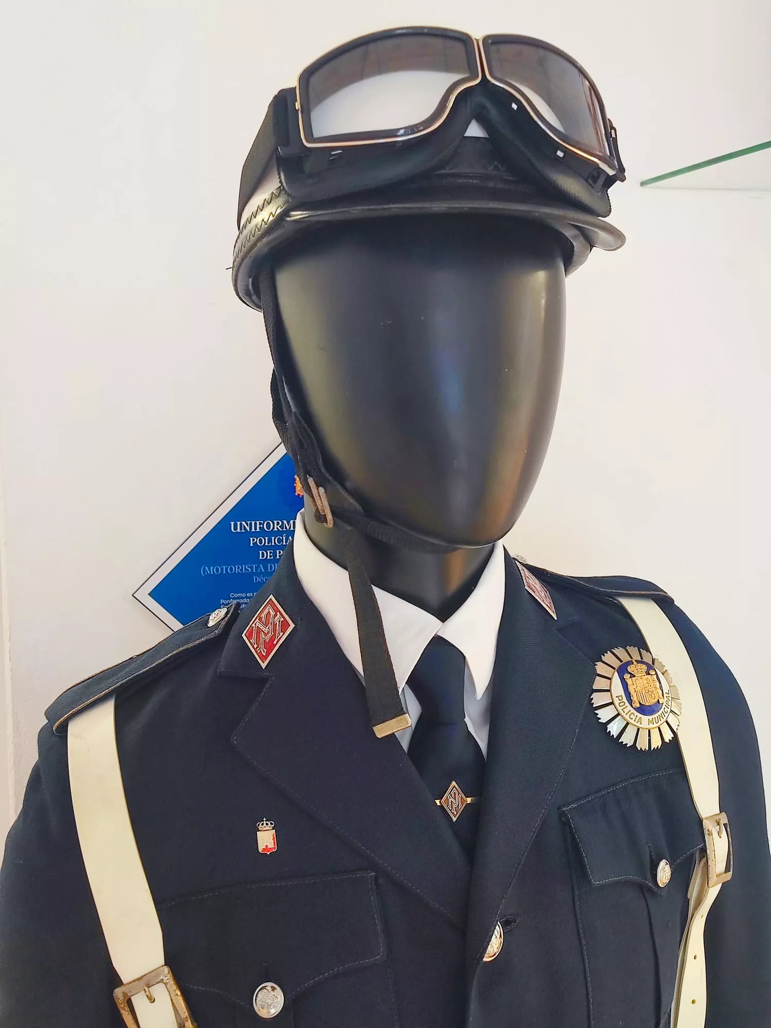 La Policía Municipal de Ponferrada recibe un uniforme reconstruido de los años 70 (4)