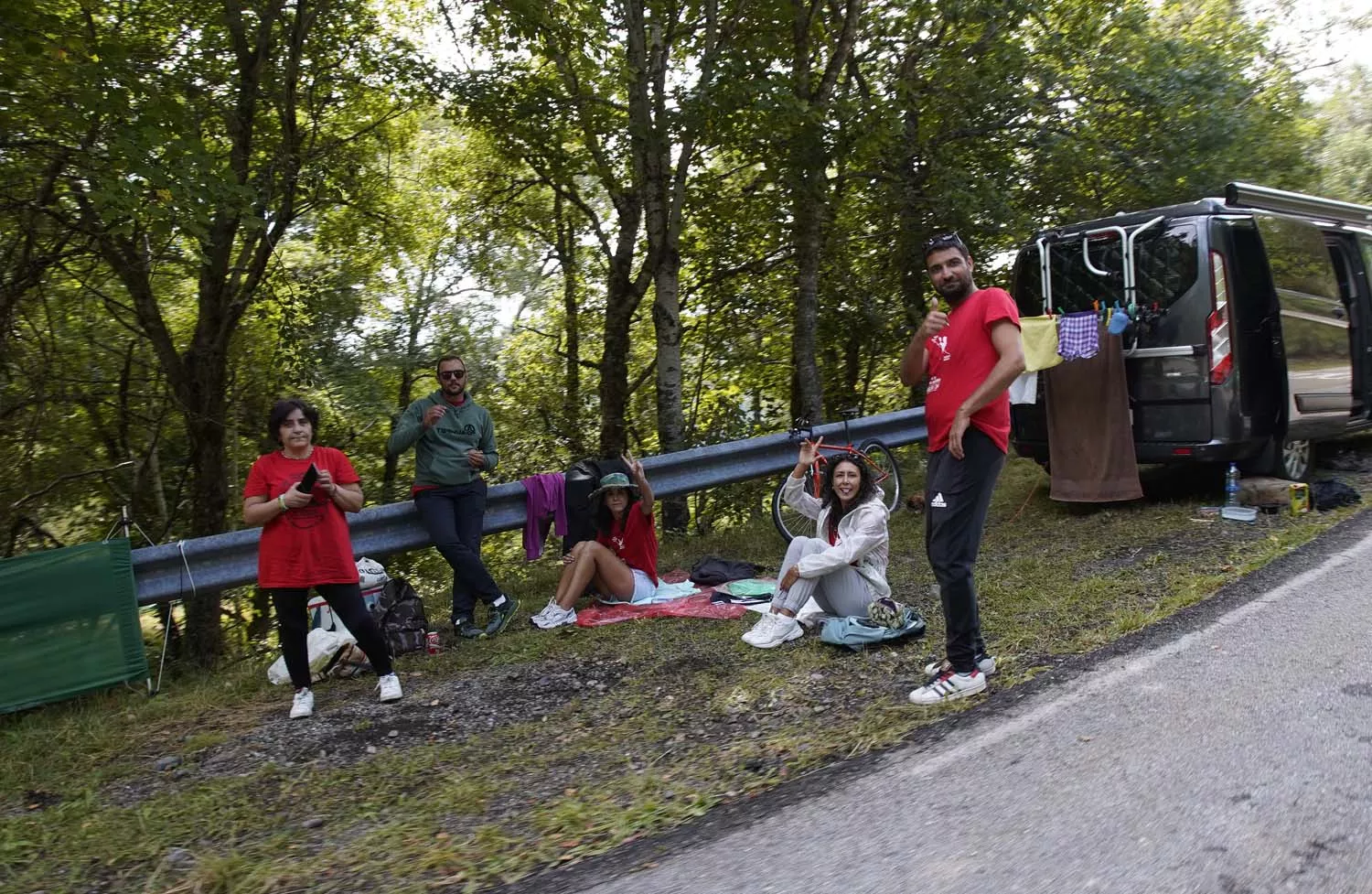 Ambiente previo a la llegada de la etapa de la Vuelta a España al Puerto de Ancares  (9)