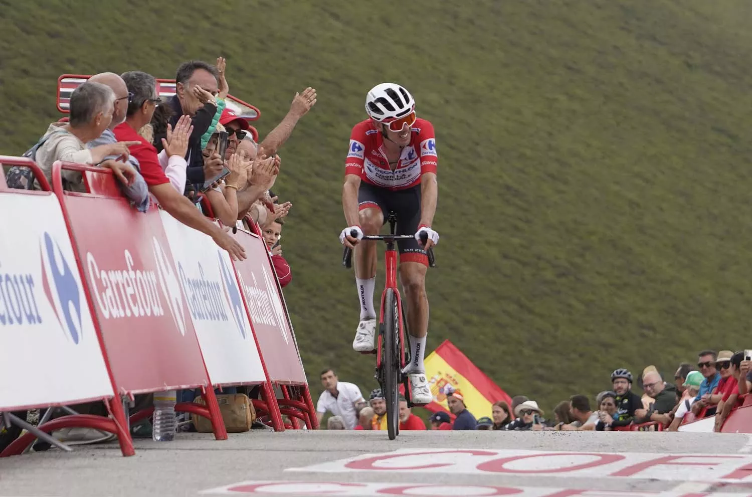 Llegada de la décimo tercera etapa de la Vuelta Ciclista a España al Puerto de Ancares (9)