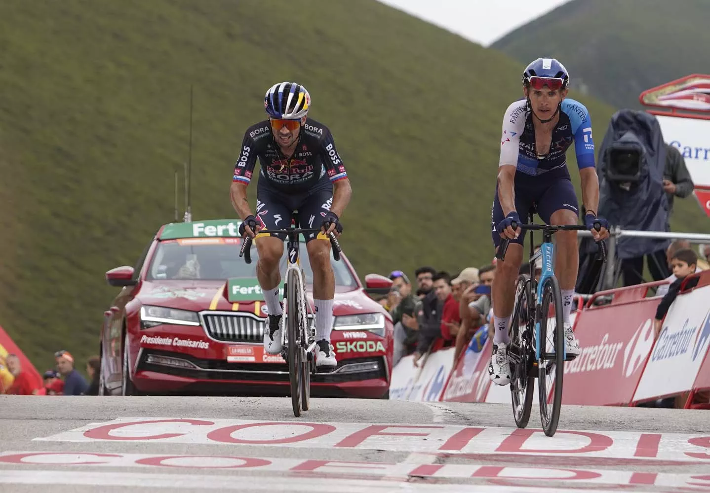 Llegada de la décimo tercera etapa de la Vuelta Ciclista a España al Puerto de Ancares (5)