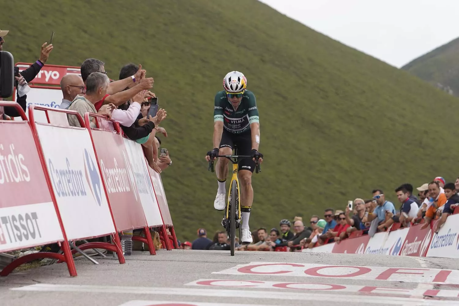 Llegada de la décimo tercera etapa de la Vuelta Ciclista a España al Puerto de Ancares (3)