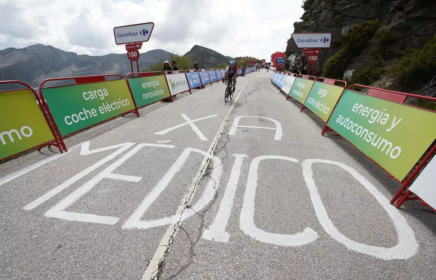 Llegada de la décimo tercera etapa de la Vuelta Ciclista a España al Puerto de Ancares (2)