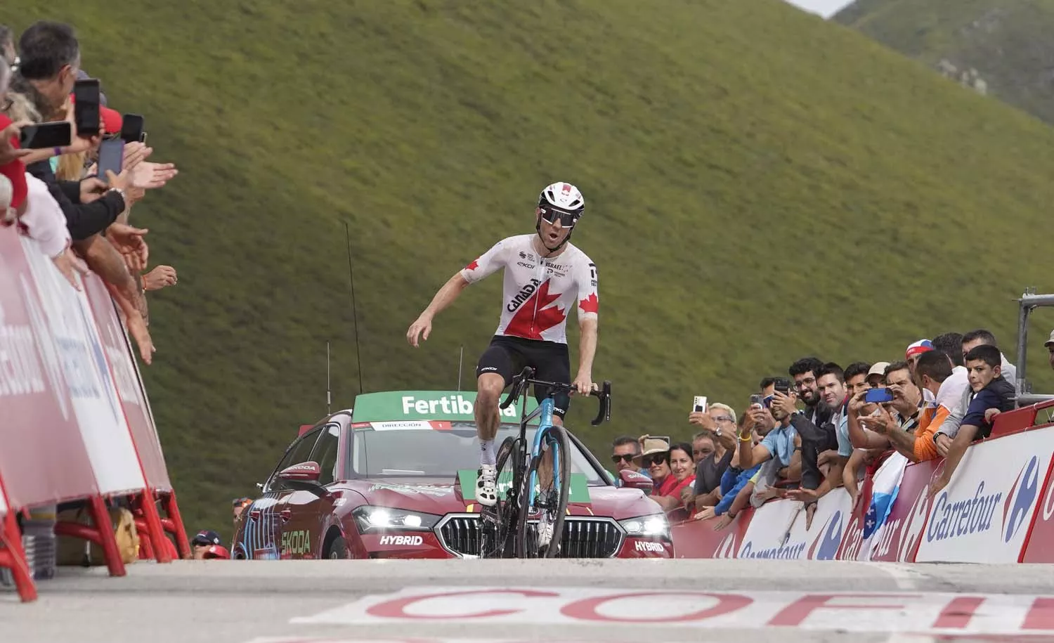 Llegada de la décimo tercera etapa de la Vuelta Ciclista a España al Puerto de Ancares (17)