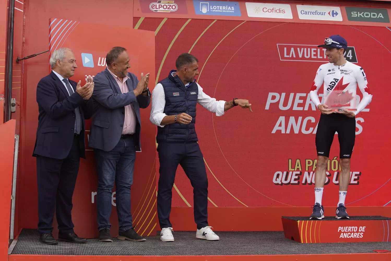 Llegada de la décimo tercera etapa de la Vuelta Ciclista a España al Puerto de Ancares (15)