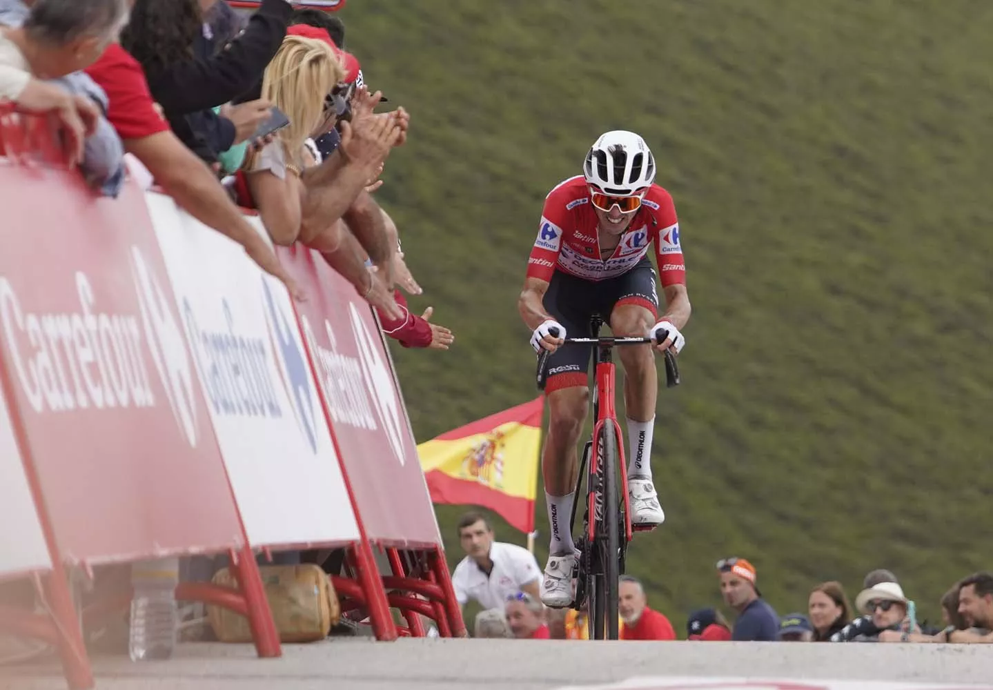 Llegada de la décimo tercera etapa de la Vuelta Ciclista a España al Puerto de Ancares (11)