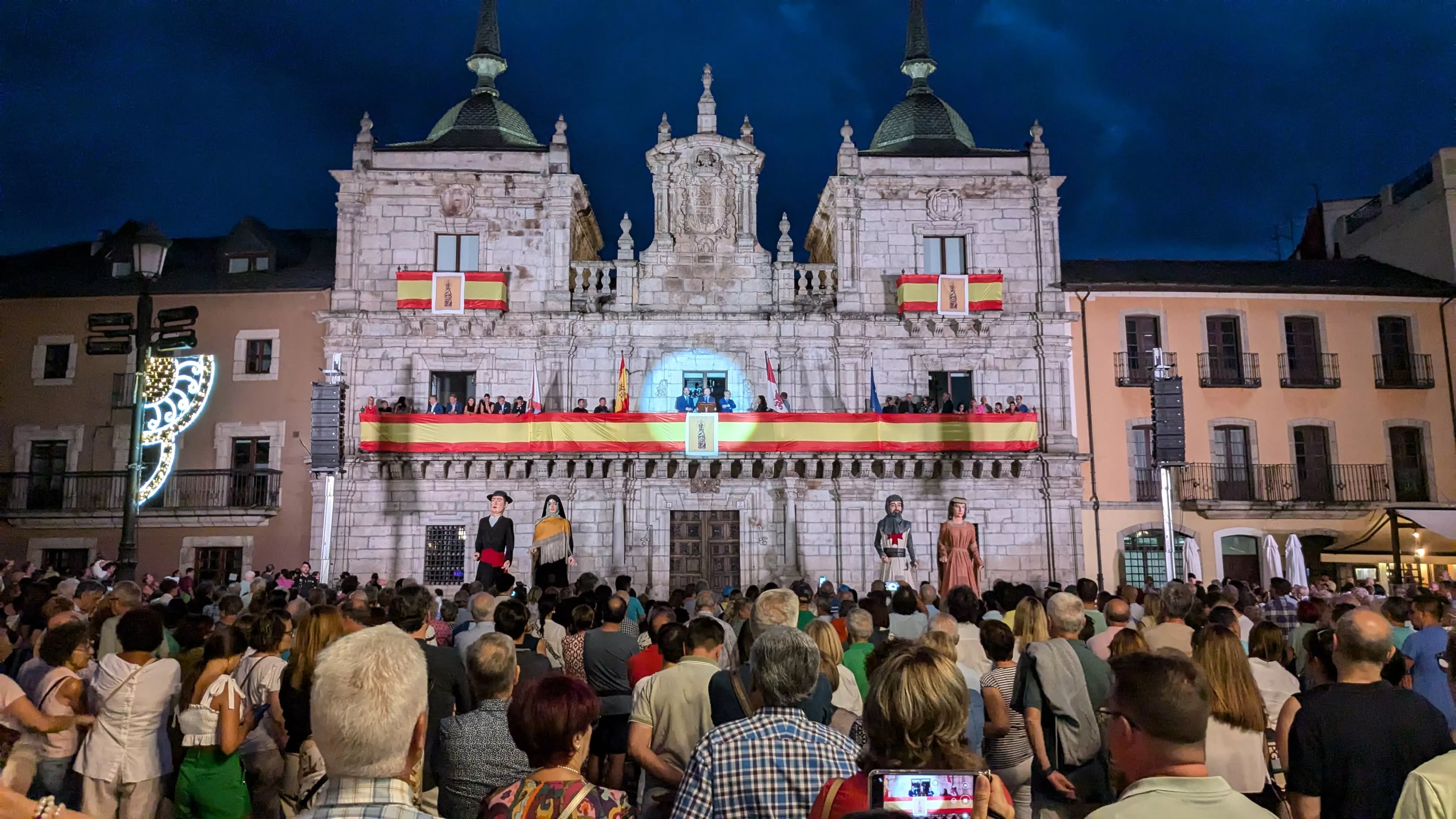 La plaza del Ayuntamiento durante el pregón 