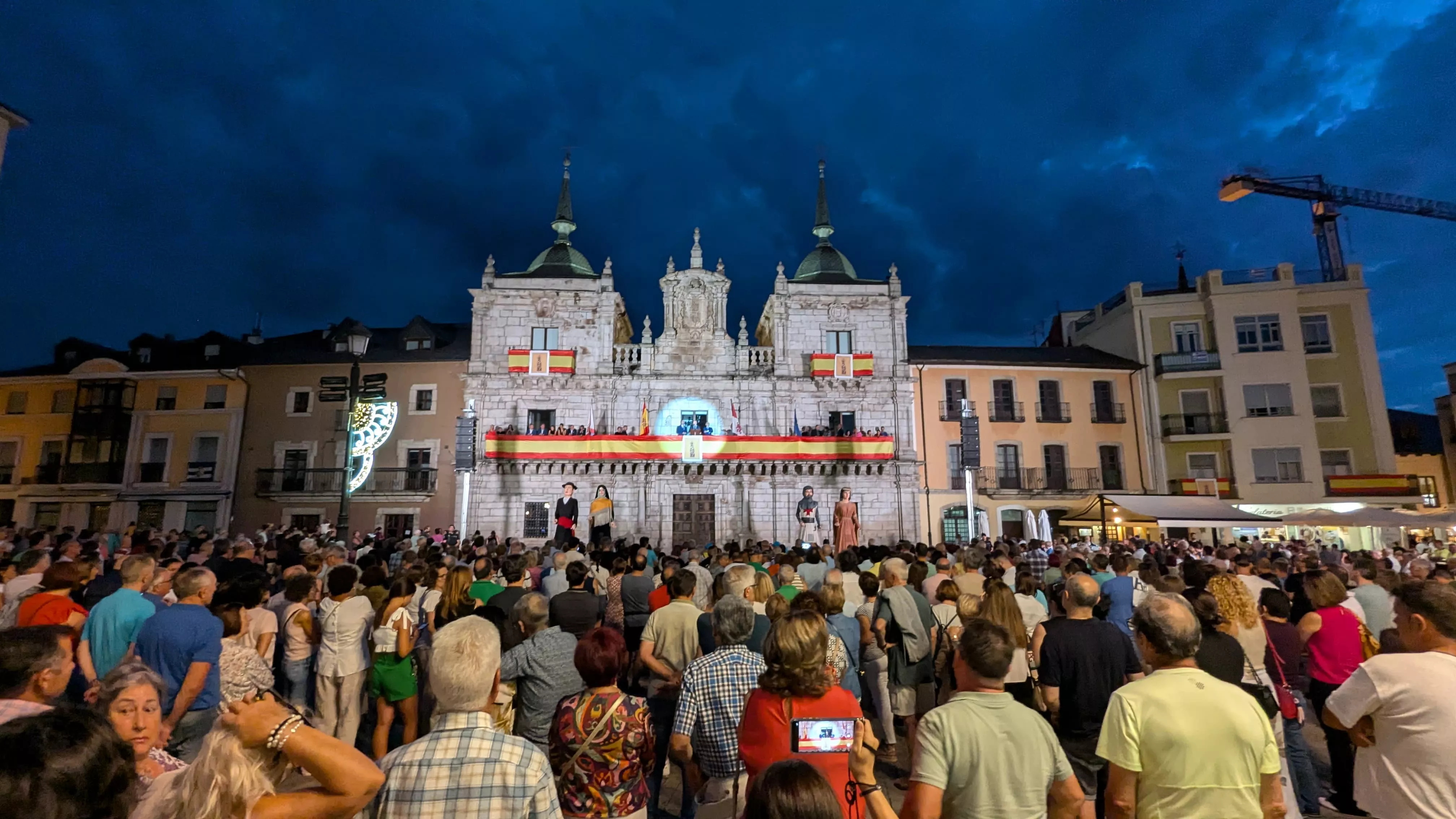 La plaza del Ayuntamiento durante el pregón 