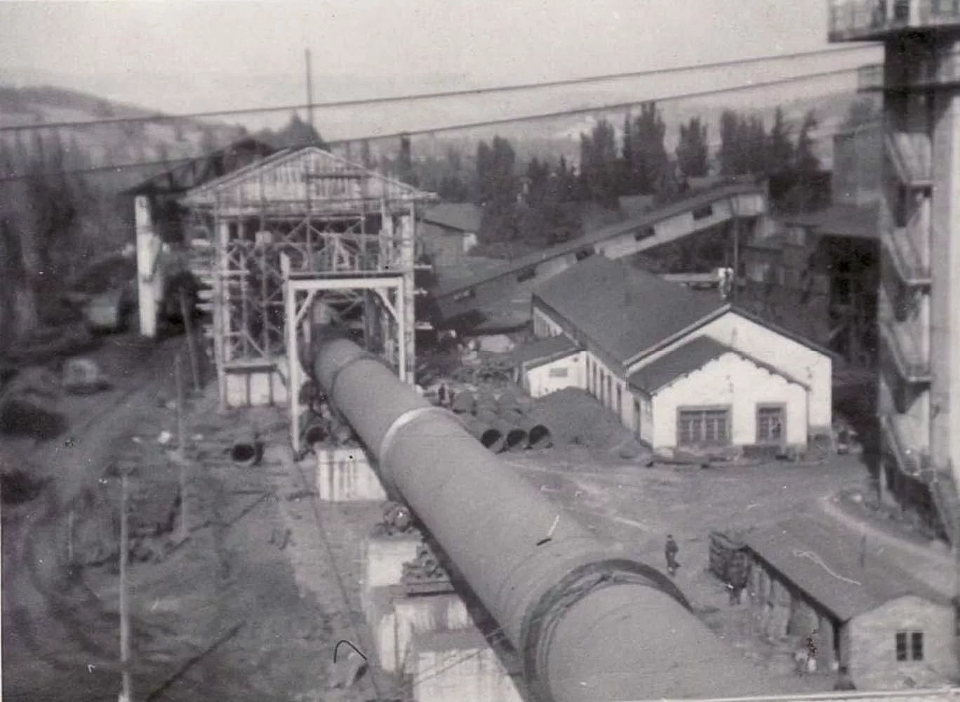 Imagen de la construcción de la planta de cementos Cosmos de Toral de los Vados, de la que se cumple cien años desde su inauguración (7)