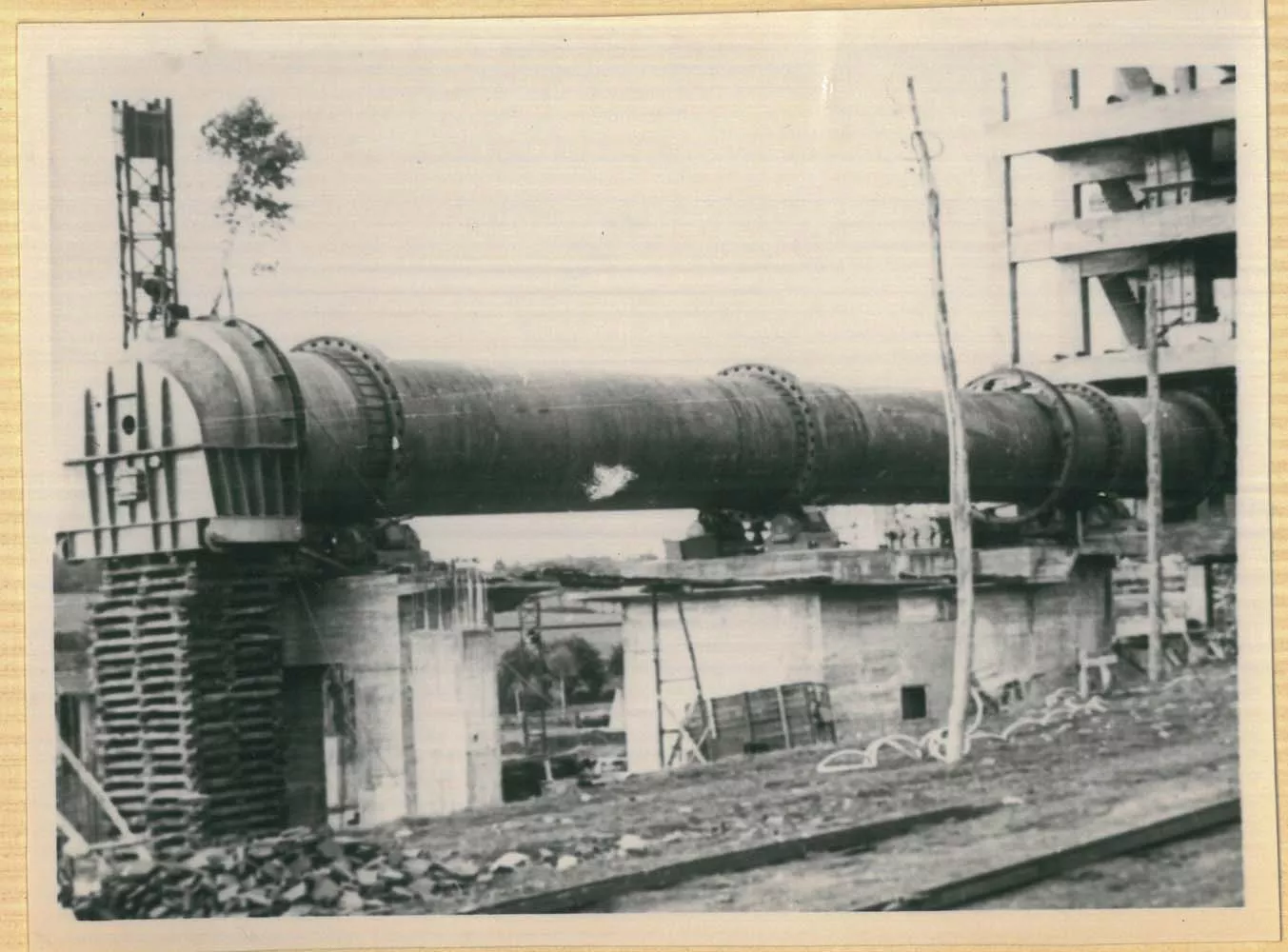 Imagen de la construcción de la planta de cementos Cosmos de Toral de los Vados, de la que se cumple cien años desde su inauguración (3)