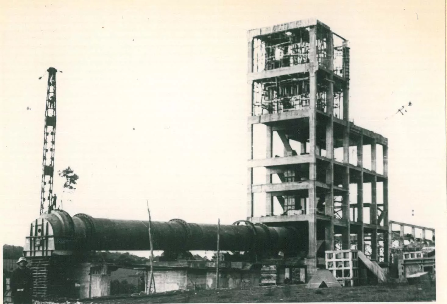 Imagen de la construcción de la planta de cementos Cosmos de Toral de los Vados, de la que se cumple cien años desde su inauguración (2)