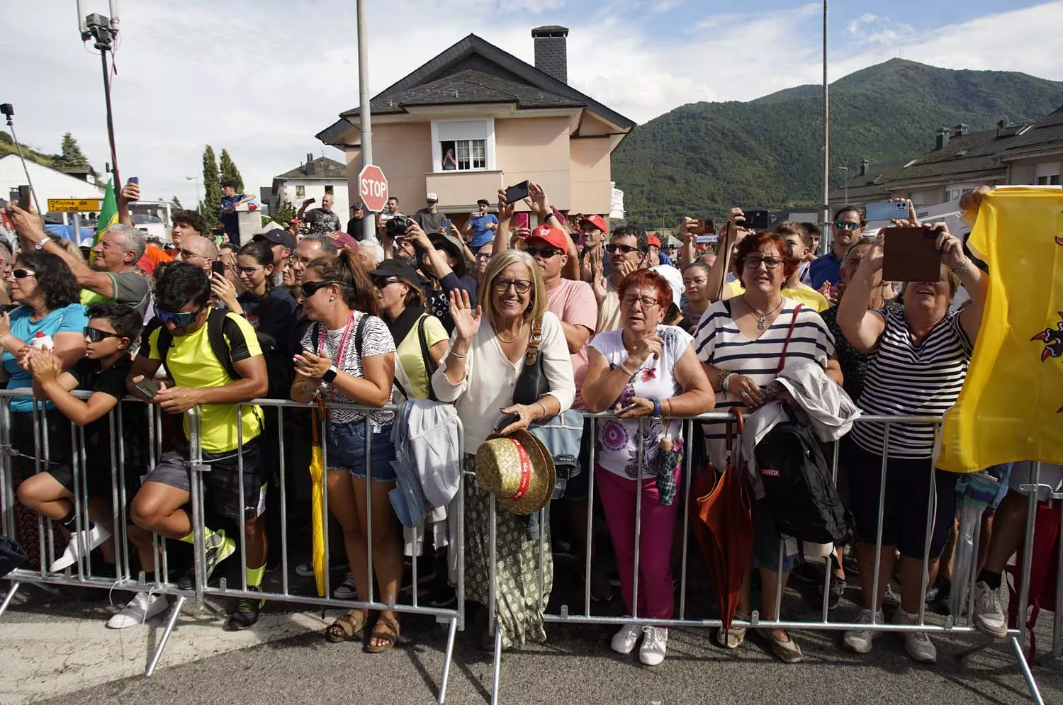 Público durante la décimo cuarta etapa de la Vuelta Ciclista a España entre las localidades de Villafranca del Bierzo y Villablino