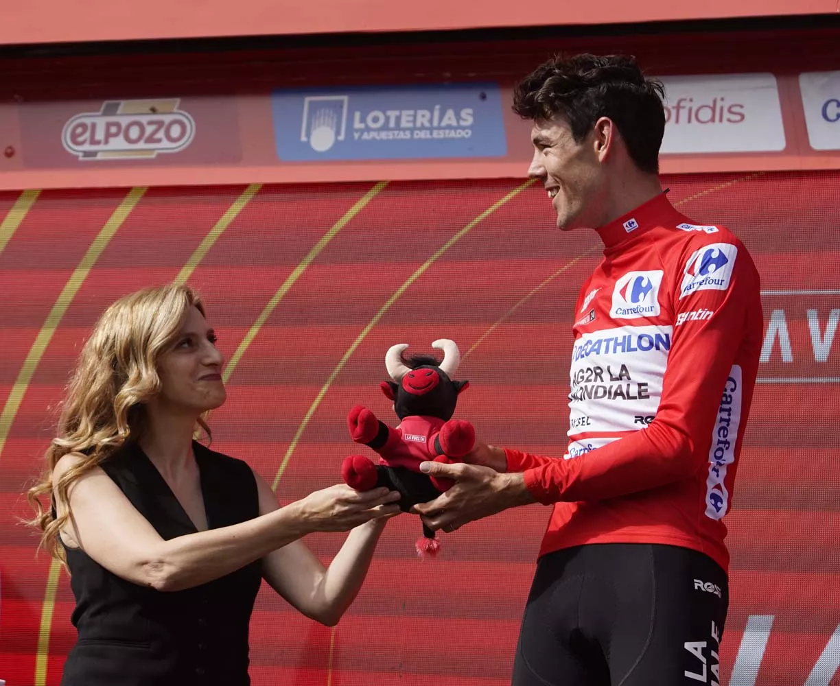 Ben O'Connor, líder de la Vuelta Ciclista a España, durante la entrega de malliot de lider al finalizar la décimo cuarta etapa en Villablino (2)