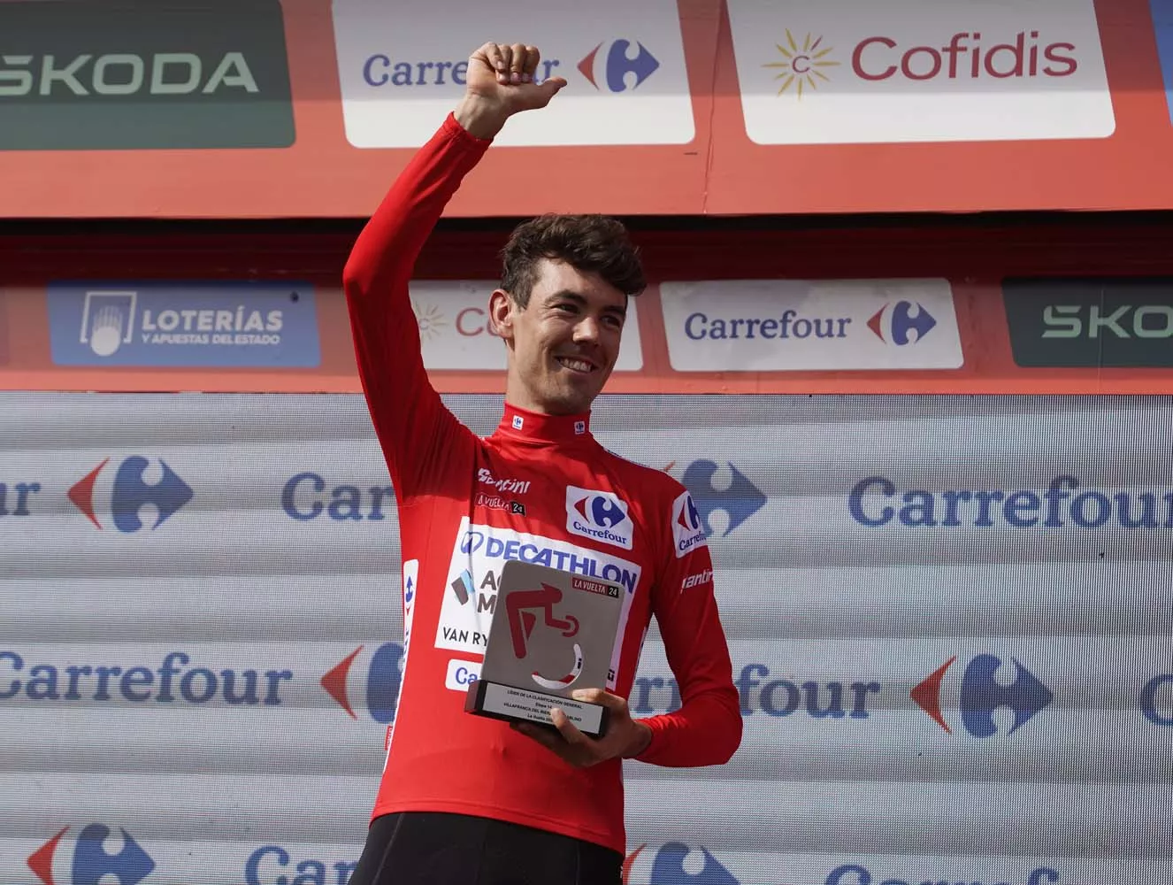 Ben O'Connor, líder de la Vuelta Ciclista a España, durante la entrega de malliot de lider al finalizar la décimo cuarta etapa en Villablino (3)