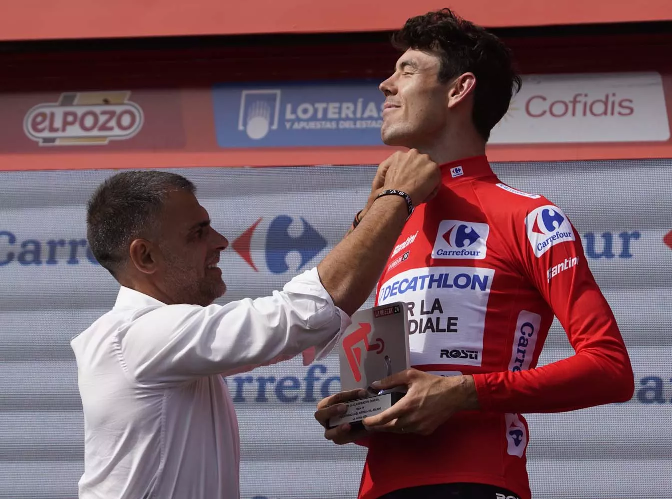 Ben O'Connor, líder de la Vuelta Ciclista a España, durante la entrega de malliot de lider al finalizar la décimo cuarta etapa en Villablino (1)