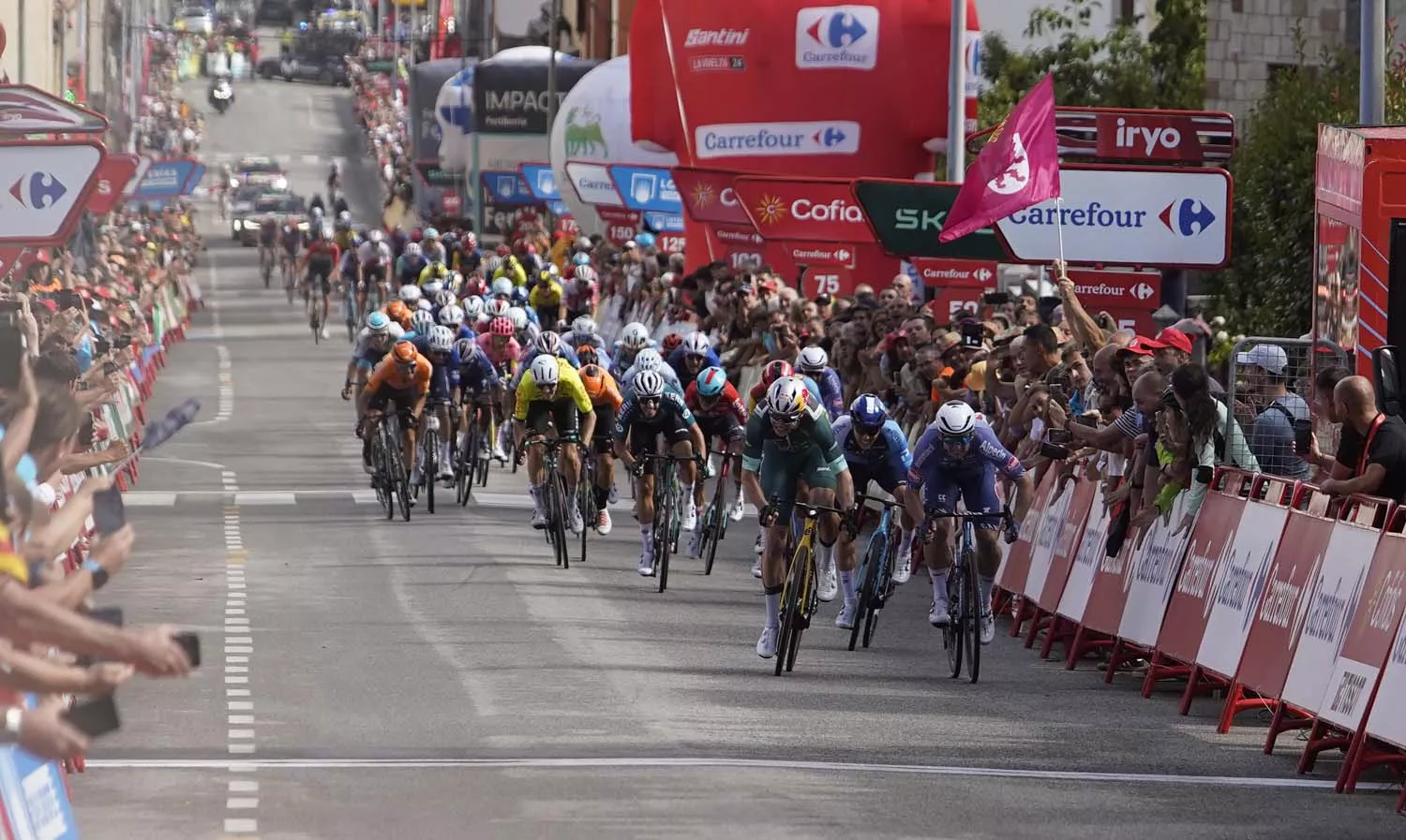 Kaden Groves, ganador de la décimo cuarta etapa de la Vuelta a España entre las localidades de Villafranca del Bierzo y Villablino (2)