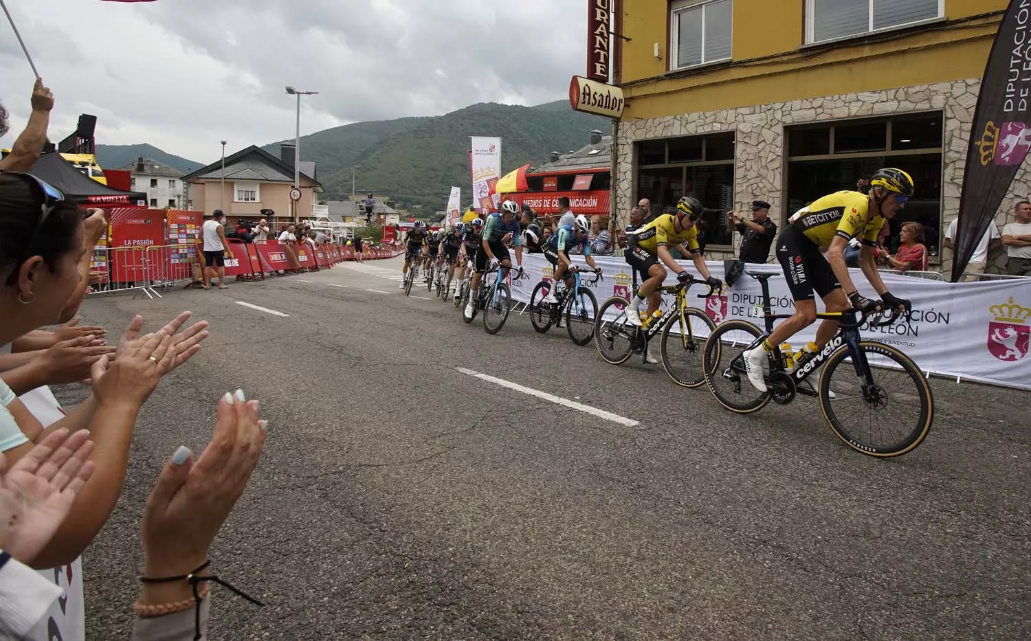 Décimo cuarta etapa de la Vuelta Ciclista a España entre las localidades de Villafranca del Bierzo y Villablino (4)