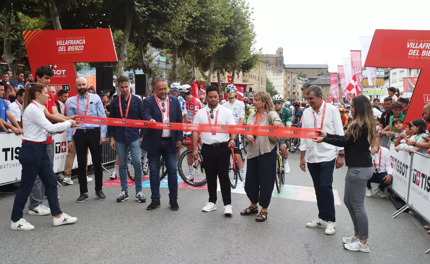 Salida de la décimo cuarta etapa de la Vuelta Ciclista a España de Villafranca del Bierzo (1)