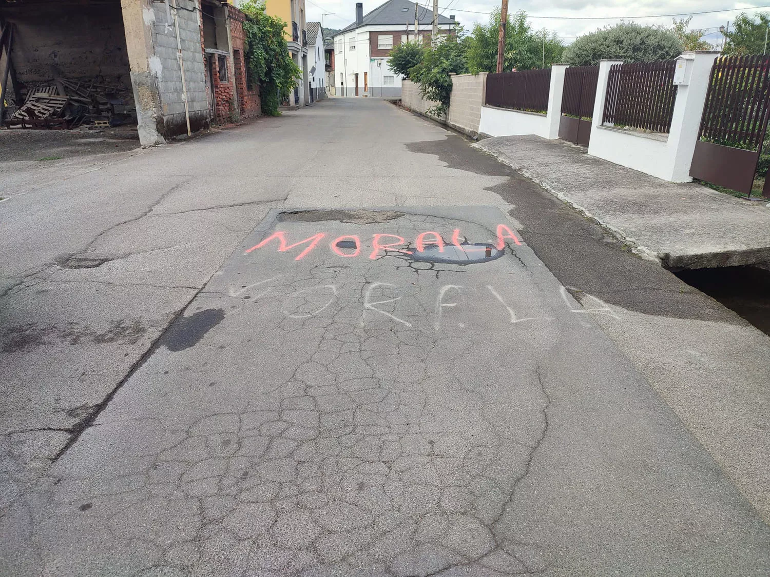 Los vecinos de Dehesas ponen el nombre del alcalde a un bache