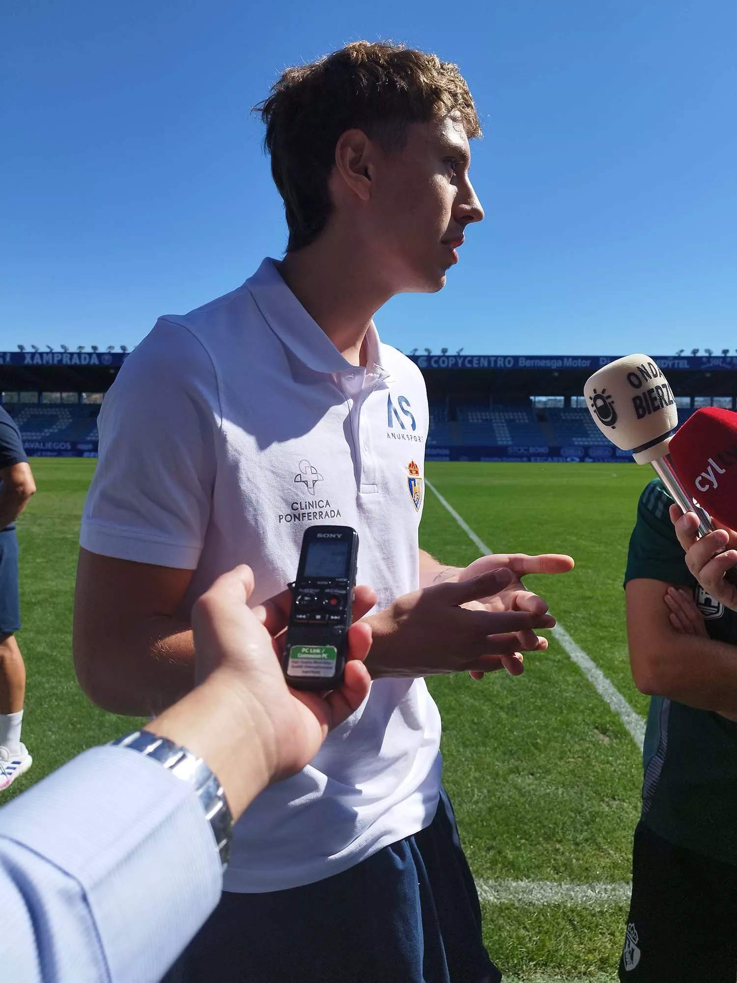 Chivi Merlo en el acto de confraternización entre SD Ponferradina y Clínica Ponferrada SDP en el estadio de El Toralín 1