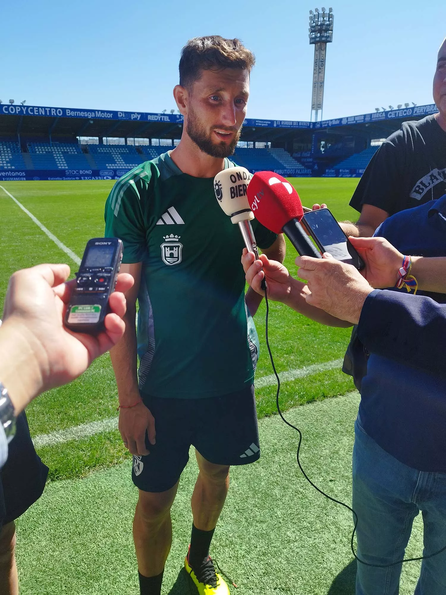 Borja Valle en el acto de confraternización entre SD Ponferradina y Clínica Ponferrada SDP en el estadio de El Toralín 