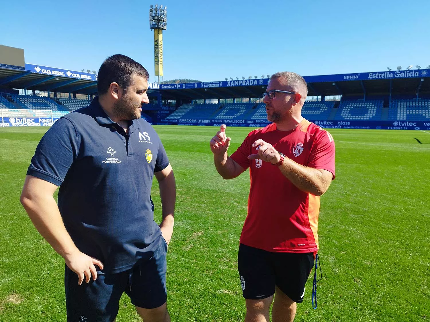 SD Ponferradina y Clínica Ponferrada SDP acto de confraternización en el estadio de El Toralín 4