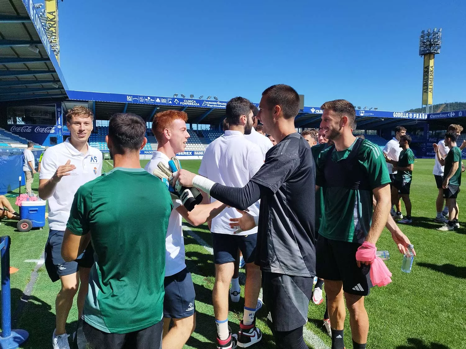 SD Ponferradina y Clínica Ponferrada SDP acto de confraternización en el estadio de El Toralín