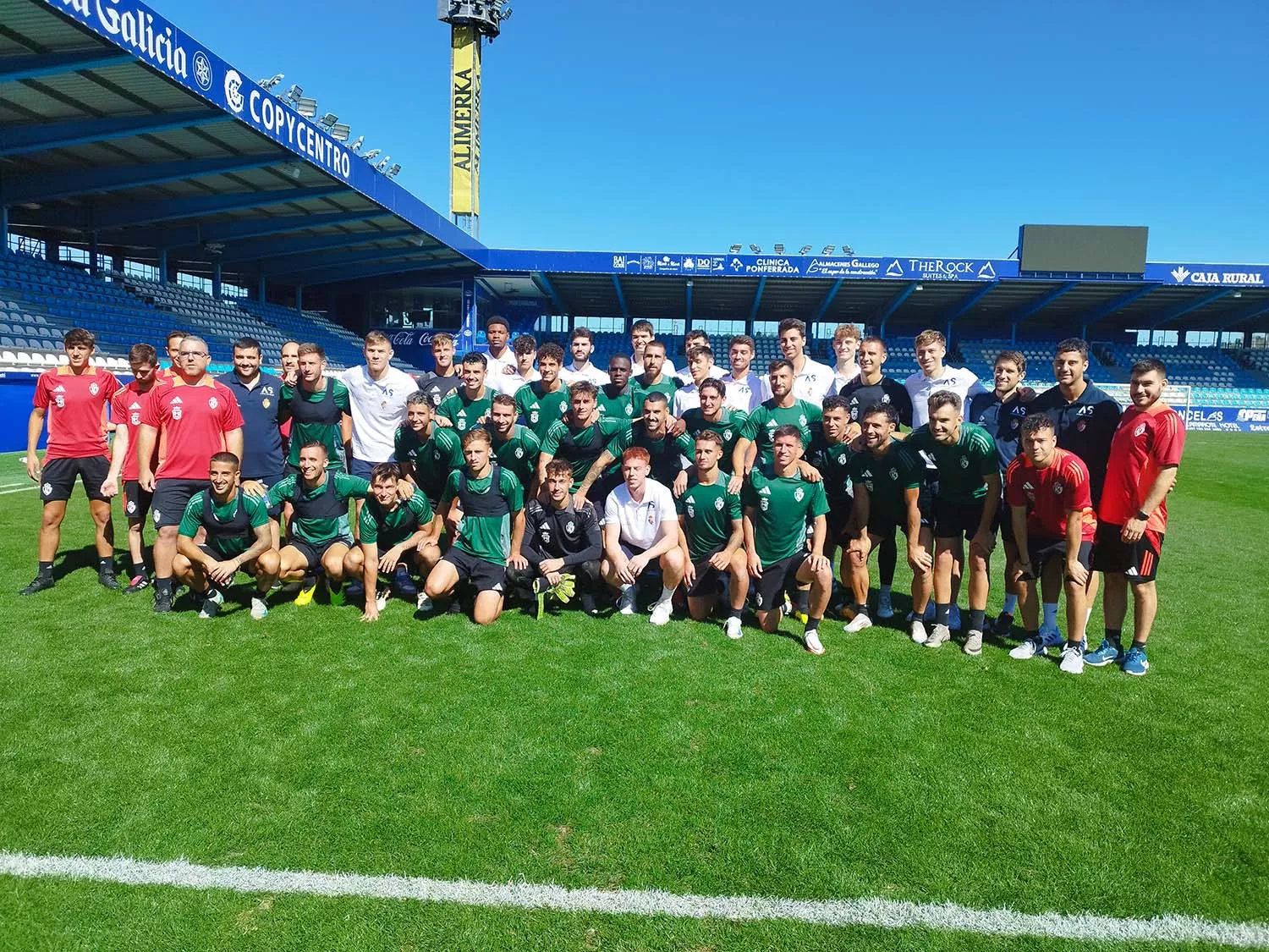 SD Ponferradina y Clínica Ponferrada SDP acto de confraternización en el estadio de El Toralín 6