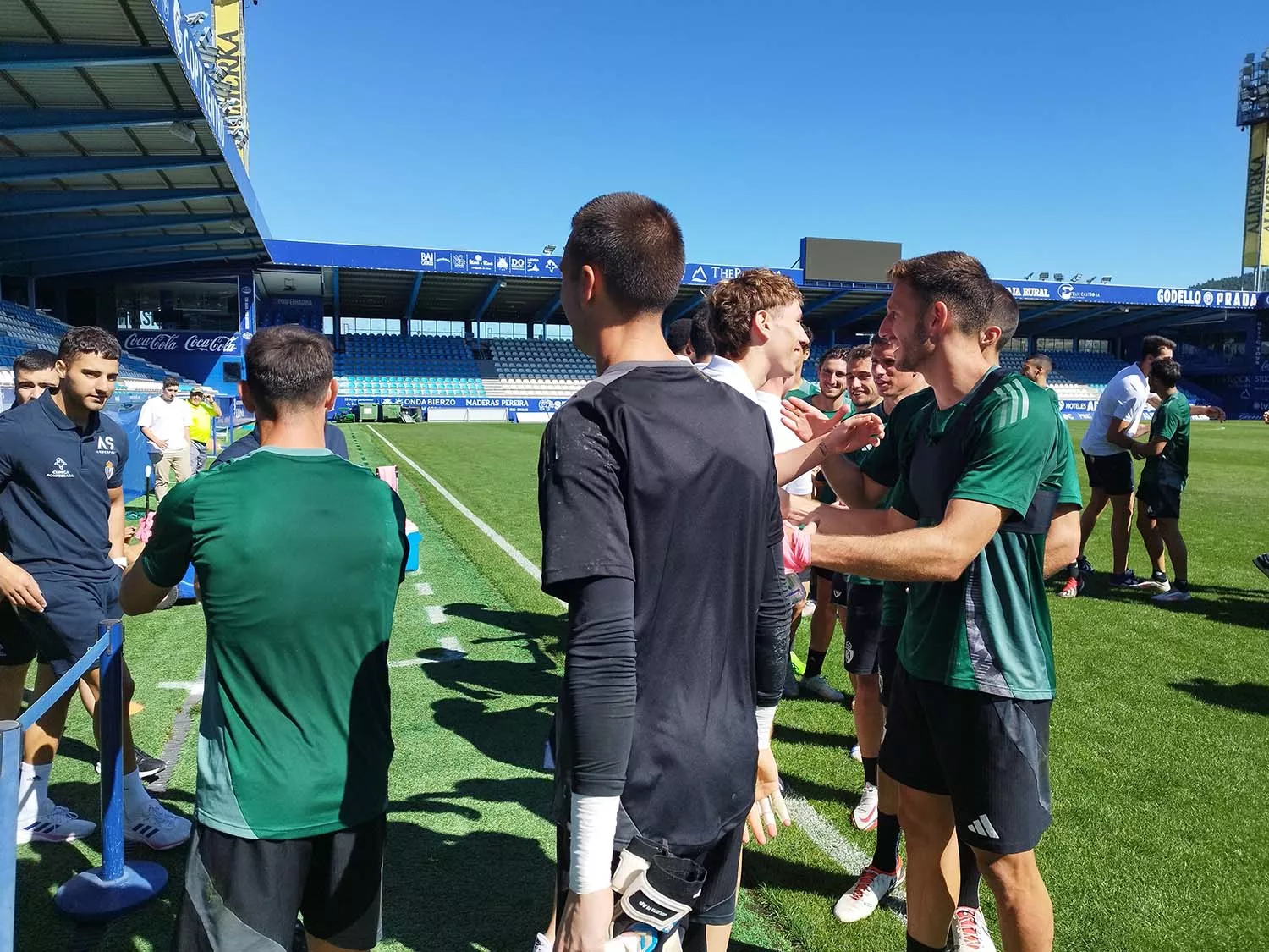 SD Ponferradina y Clínica Ponferrada SDP acto de confraternización en el estadio de El Toralín 3