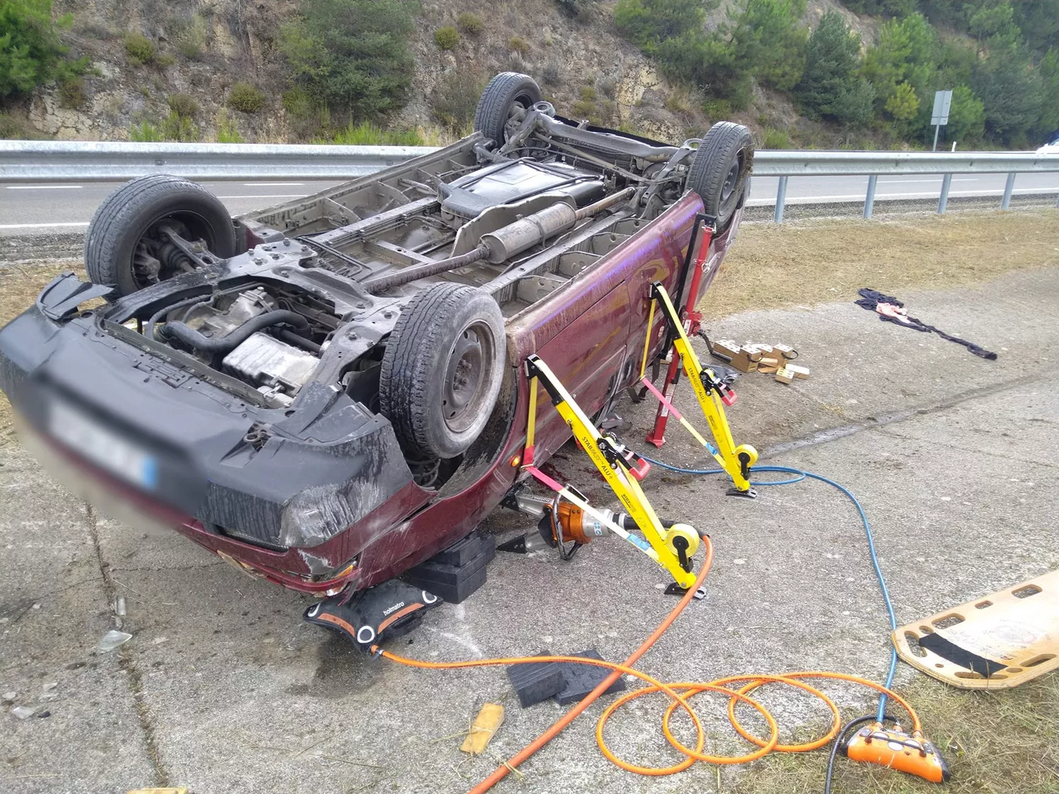 Atrapada una persona en el interior de un turismo tras sufrir una salida en la A-6 a la altura de Ponferrada