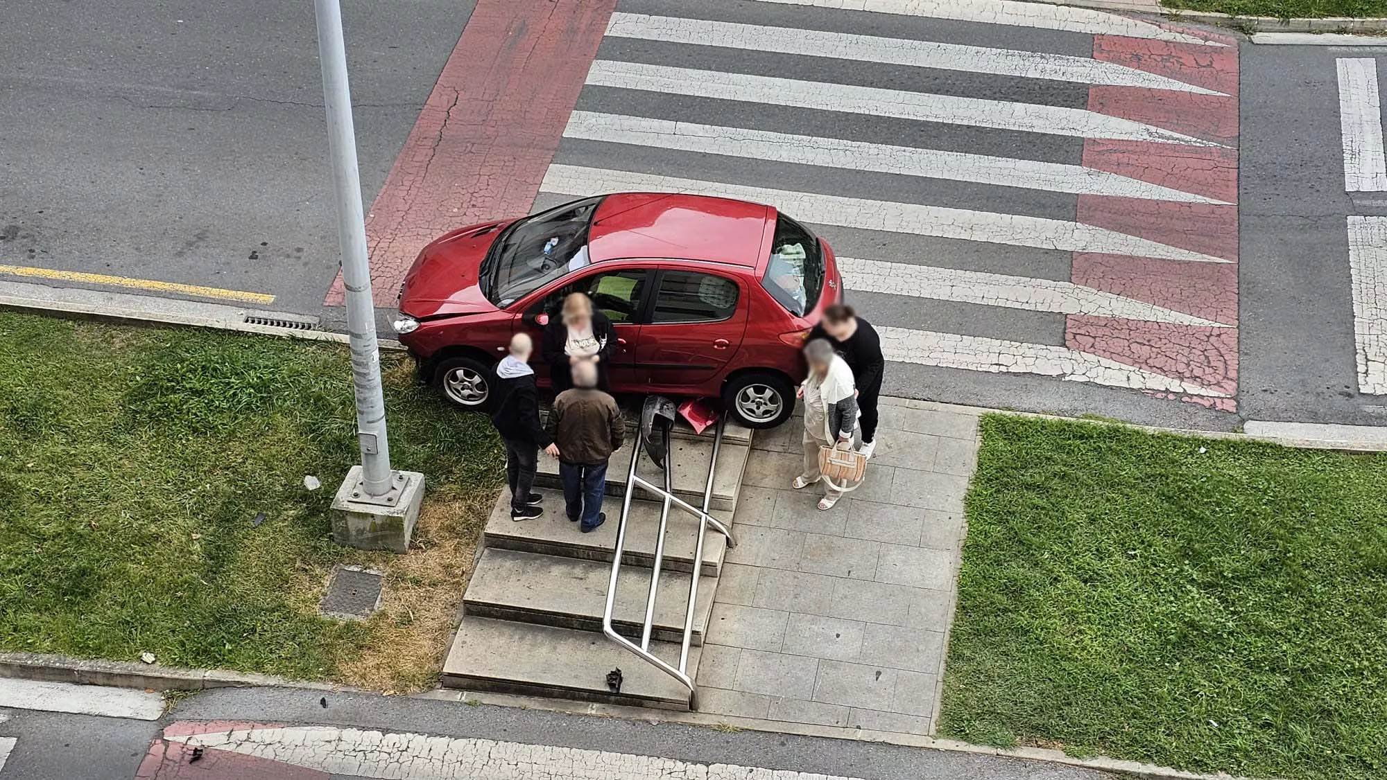 Choque de un vehículo contra la barandilla de la mediana frente a Correos en Ponferrada | Foto: cedida a InfoBierzo