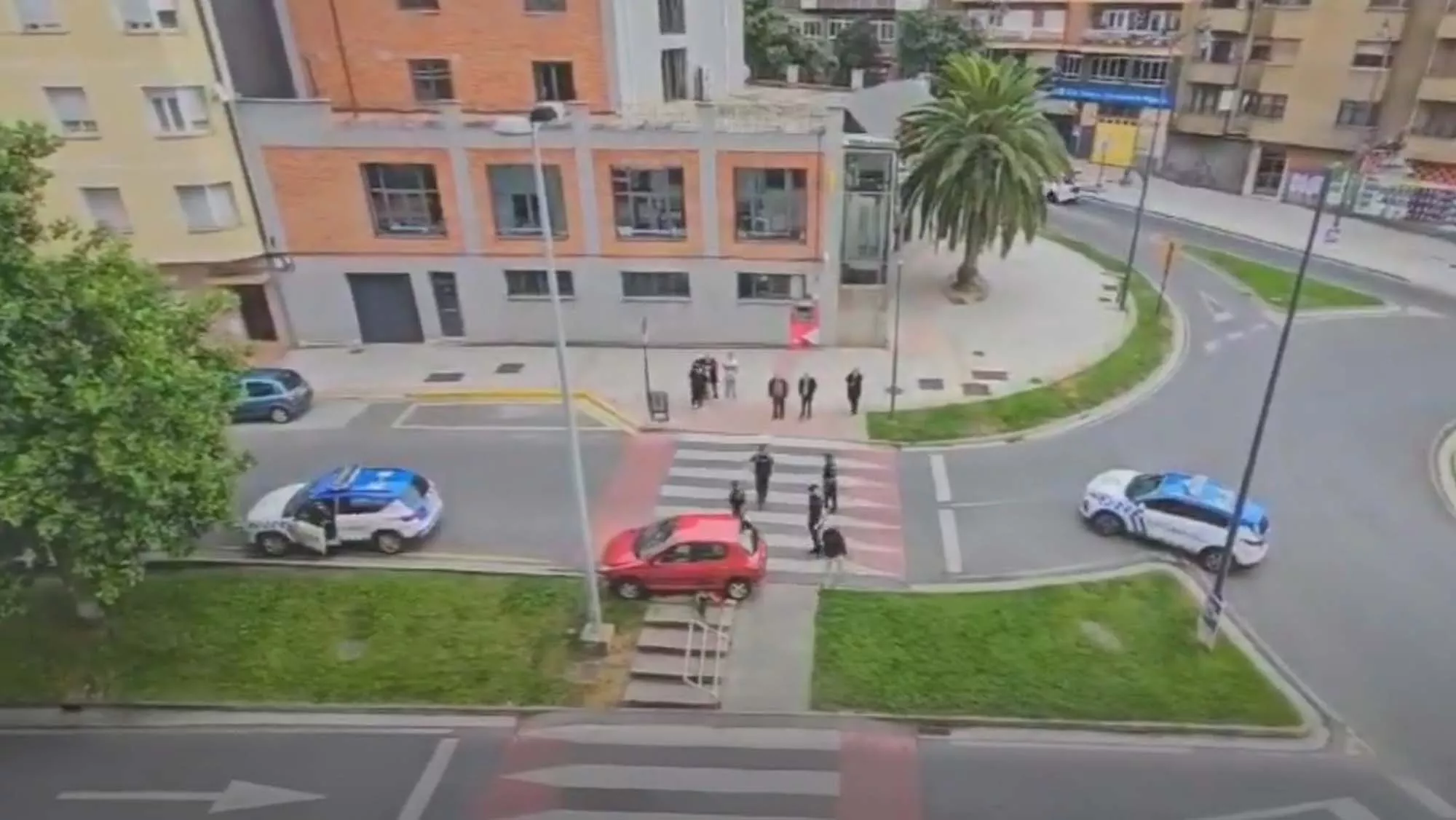 Choque de un vehículo contra la barandilla de la mediana frente a Correos en Ponferrada 1