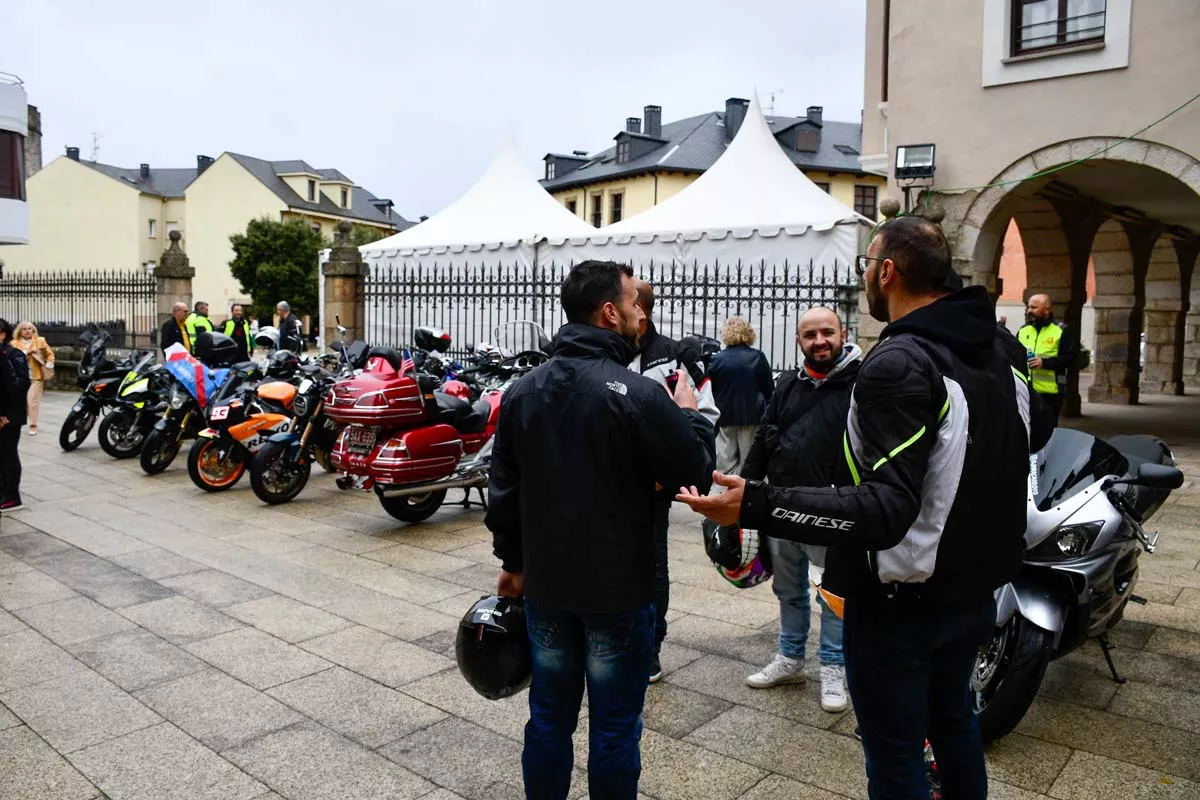 Álbum de fotos de la ofrenda floral motera de las Fiestas de la Encina de Ponferrada