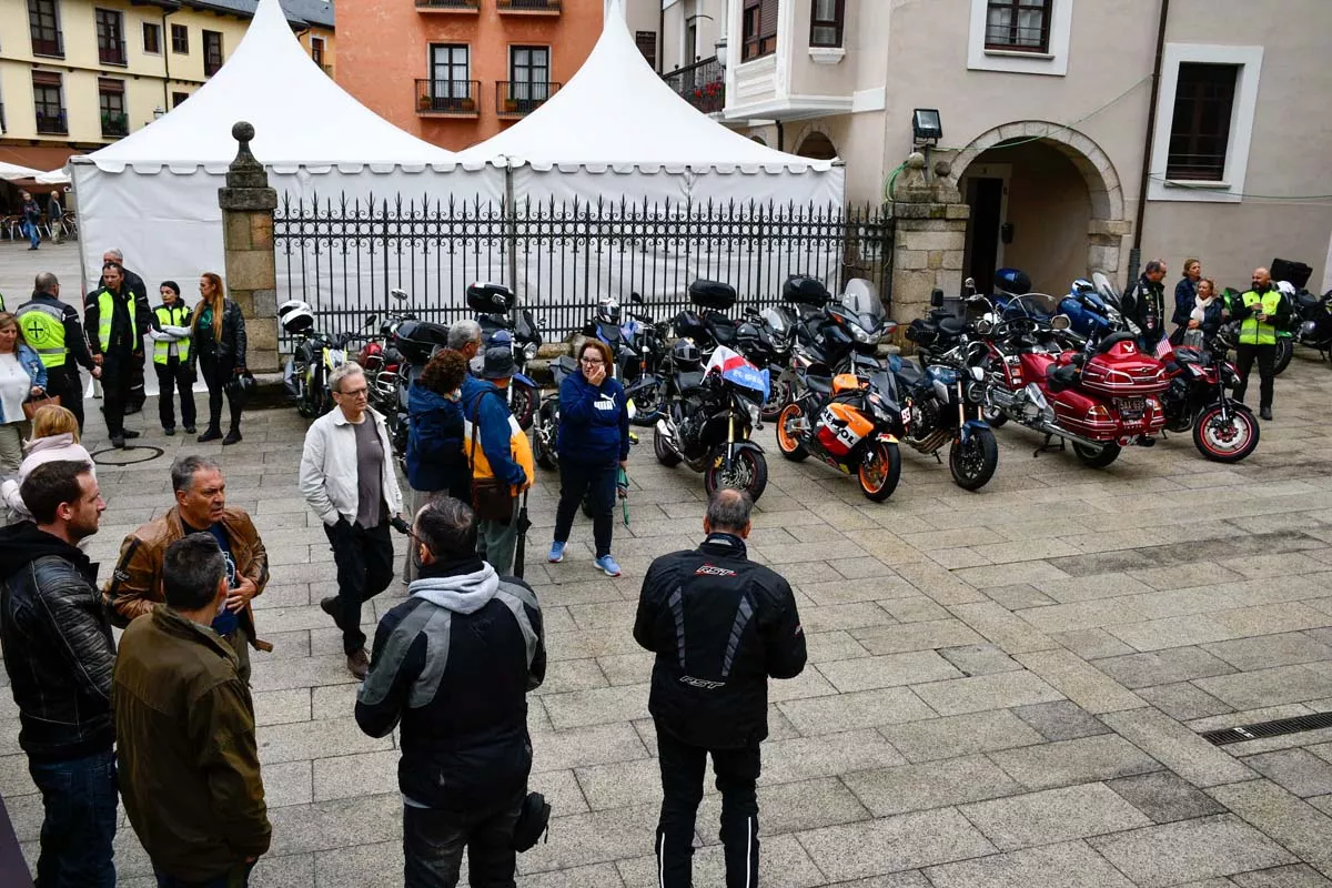 Álbum de fotos de la ofrenda floral motera de las Fiestas de la Encina de Ponferrada