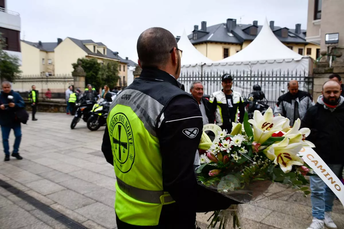 Álbum de fotos de la ofrenda floral motera de las Fiestas de la Encina de Ponferrada