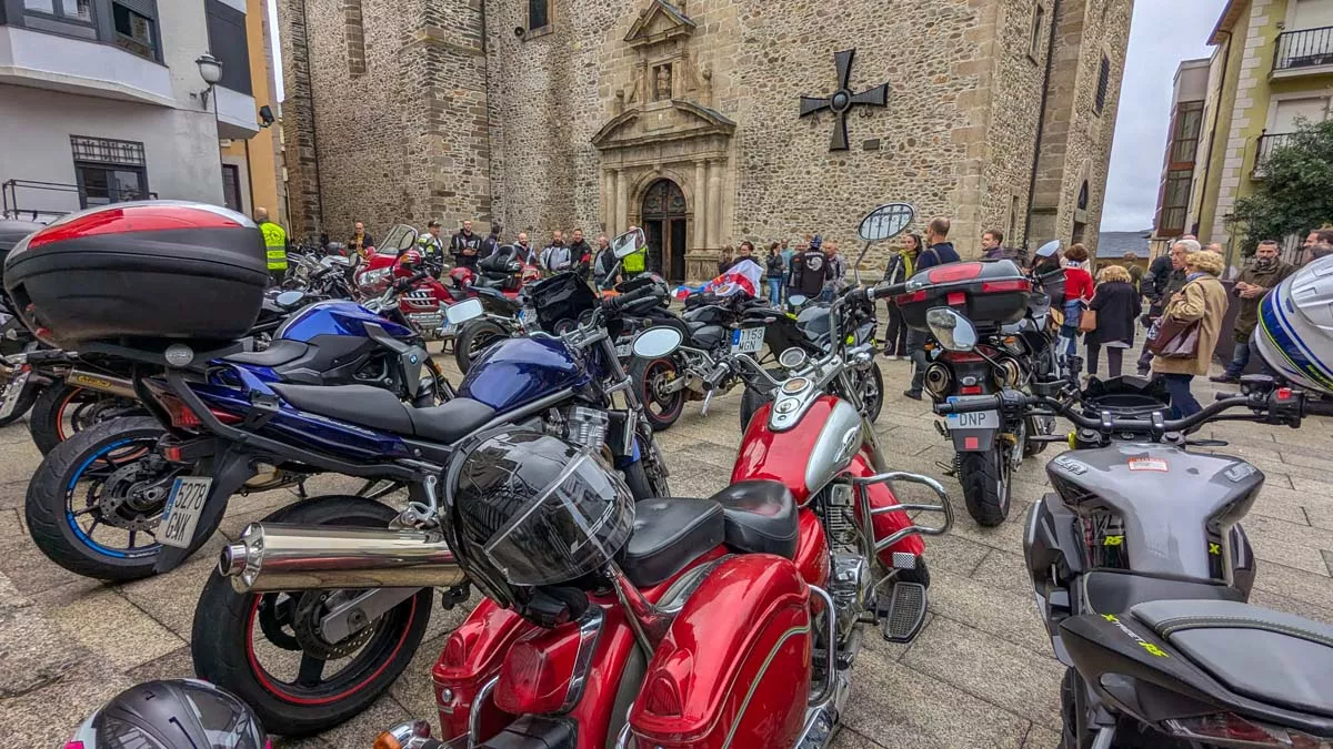 Álbum de fotos de la ofrenda floral motera de las Fiestas de la Encina de Ponferrada