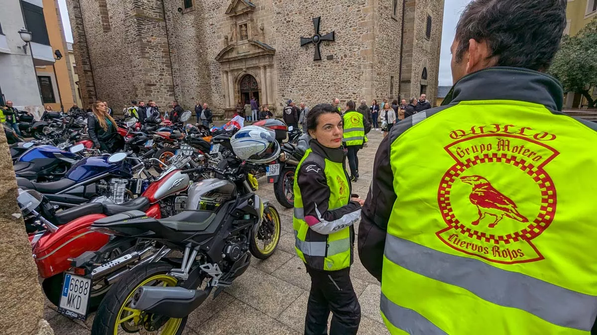 Álbum de fotos de la ofrenda floral motera de las Fiestas de la Encina de Ponferrada